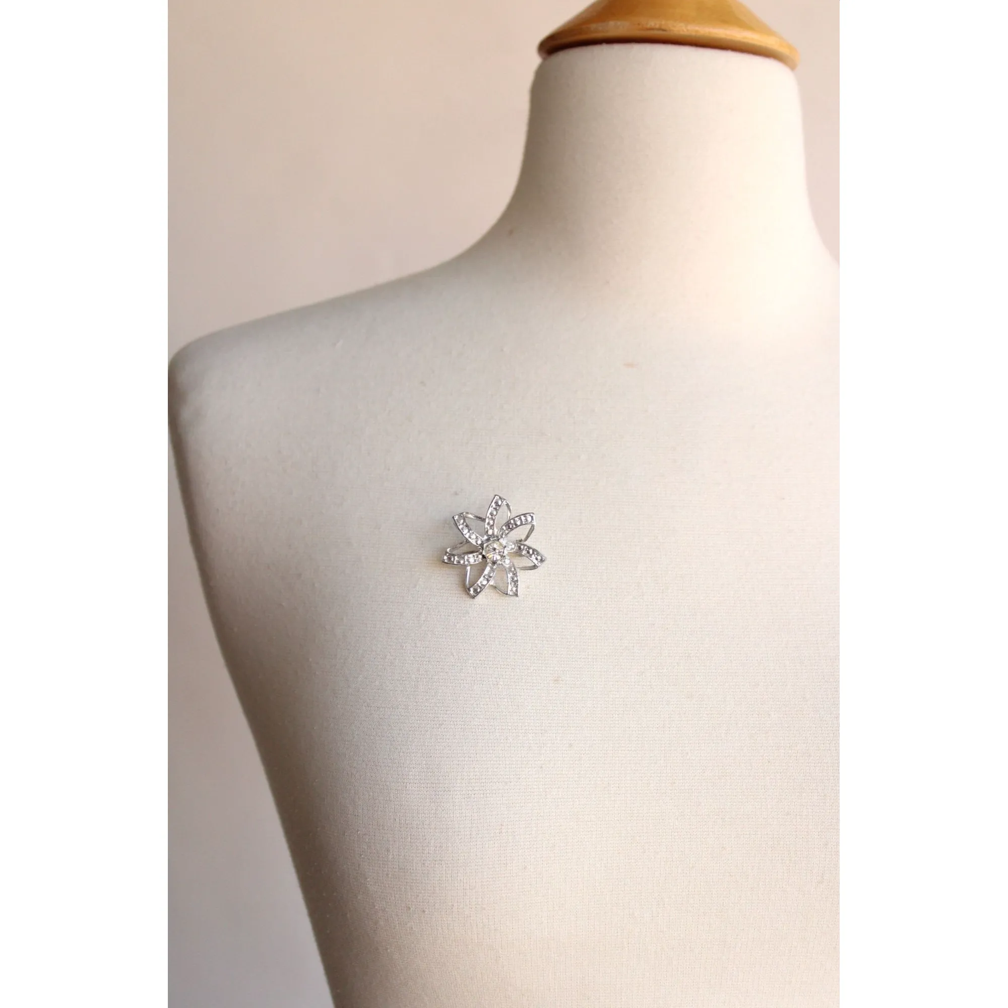 Vintage 1950s 1960s Flower Pin